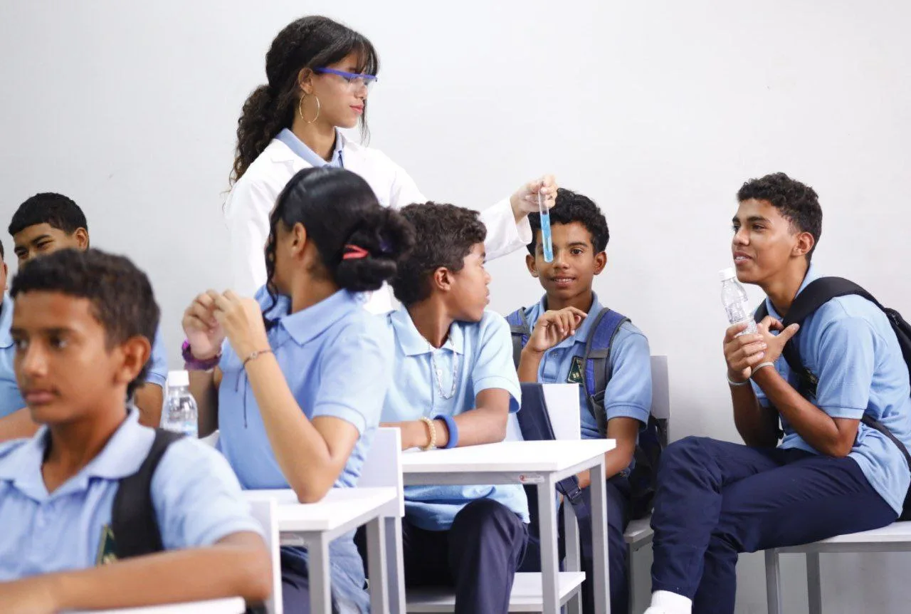 Estudiantes en actividad científica