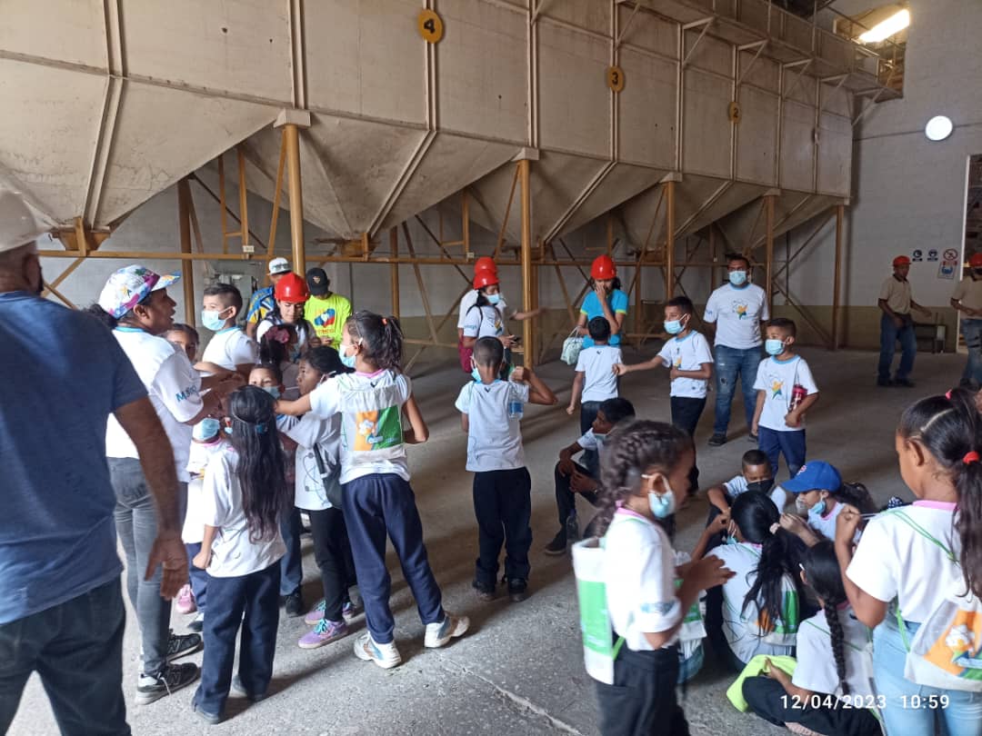 El entusiasmo, la diversión y el aprendizaje se apoderó de 14 niñas y niños de la Unidad Educativa General “José Francisco Bermúdez” en Carúpano, estado Sucre, durante el segundo taller formativo sobre el estudio de la propagación de las ondas sísmicas.