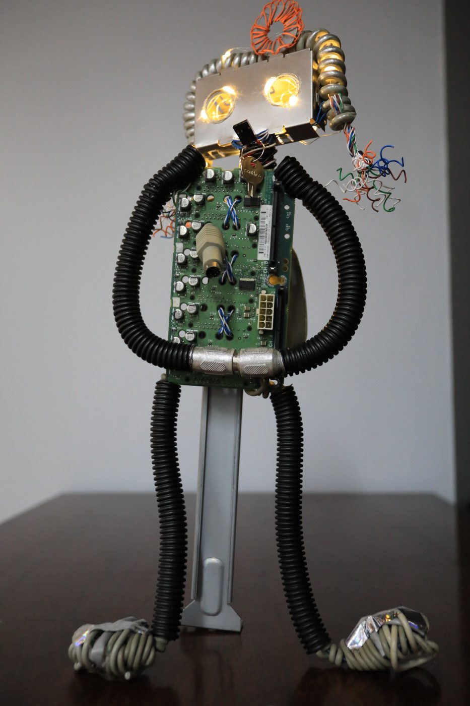 Conatina es un robot lampara creado con los Semilleros Científicos. Foto Will Pérez.