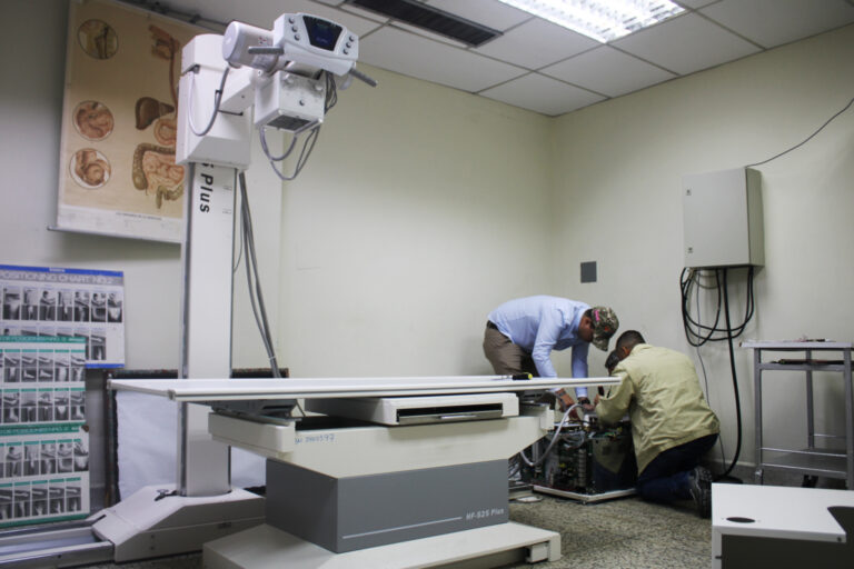 Fotografía: GC/OA./ Tecnólogos de Cenditel en labores de diagnóstico técnico para equipo de rayos x del Instituto Autónomo Hospital Universitario de Los Andes (IAHULA).