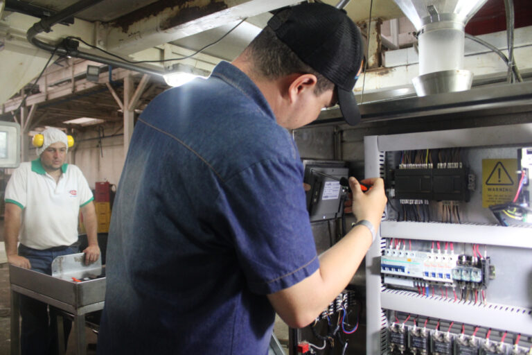Fotografía: GC/OA./ Tecnólogo de Cenditel realiza trabajos de reparación al equipamiento técnico de la Empresa de Propiedad Social “Alina Foods”, situada en la parroquia Caño El Tigre, municipio Zea de Mérida.