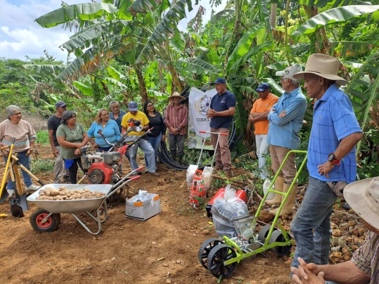 CODECYT atiende a productores falconianos con dotación de equipos agrícolas. Fotos CODECYT.