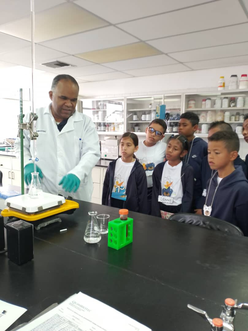 Semilleros Científicos ofrece formación a niños, niñas y jóvenes de Barcelona en materia de microbiología