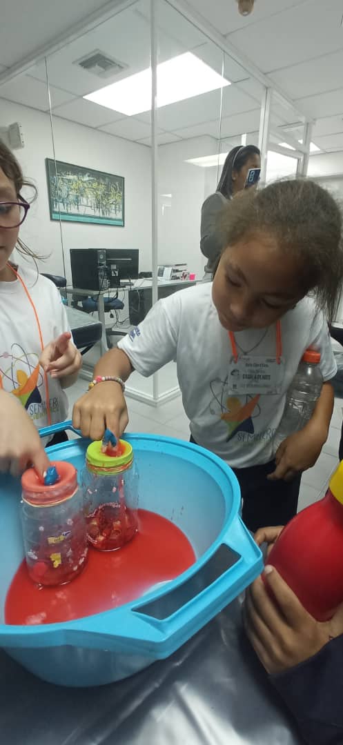 Semilleros Científicos ofrece formación a niños, niñas y jóvenes de Barcelona en materia de microbiología