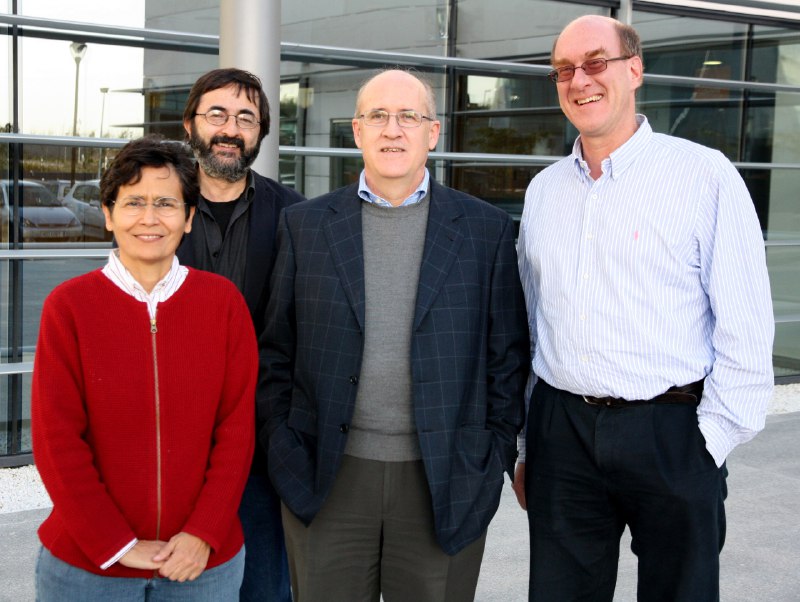 Conferencia en Madrid, 2012 con sus colaboradores Fernando Quevedo, Luis Ibáñez y Dieter Lüst. Foto Cortesía.