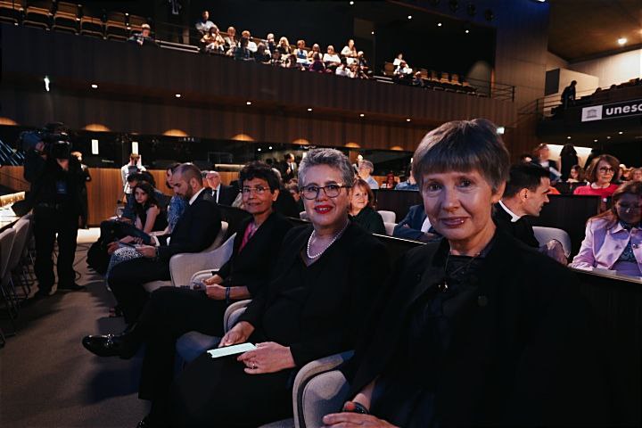 La profesora Anamaría Font, junto a sus compañeras galardonadas. Foto José Gregorio Padrón.