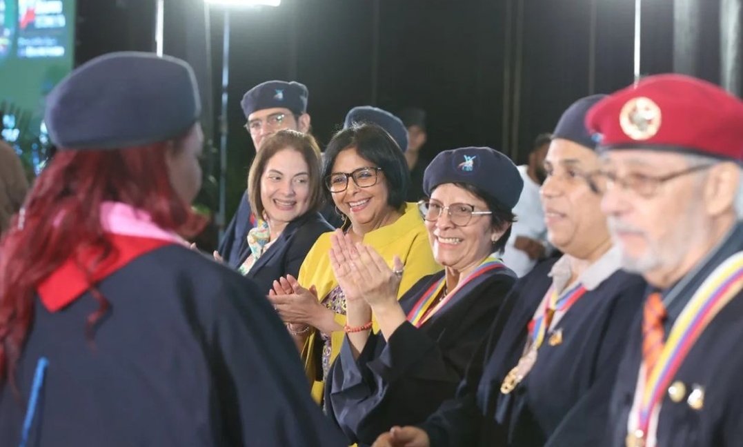 La graduación estuvo encabezada por la vicepresidenta ejecutiva Delcy Rodríguez. Foto cortesía.