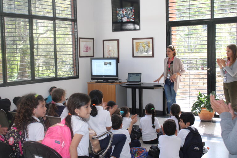 Tecnólogas de Cenditel atienden a escolares que participan en la actividad Ruta Tecnológica del Conocimiento Libre, que suma aportes de orientación vocacional para el Plan Nacional de Semilleros Científicos. / Fotografía: GC/OA