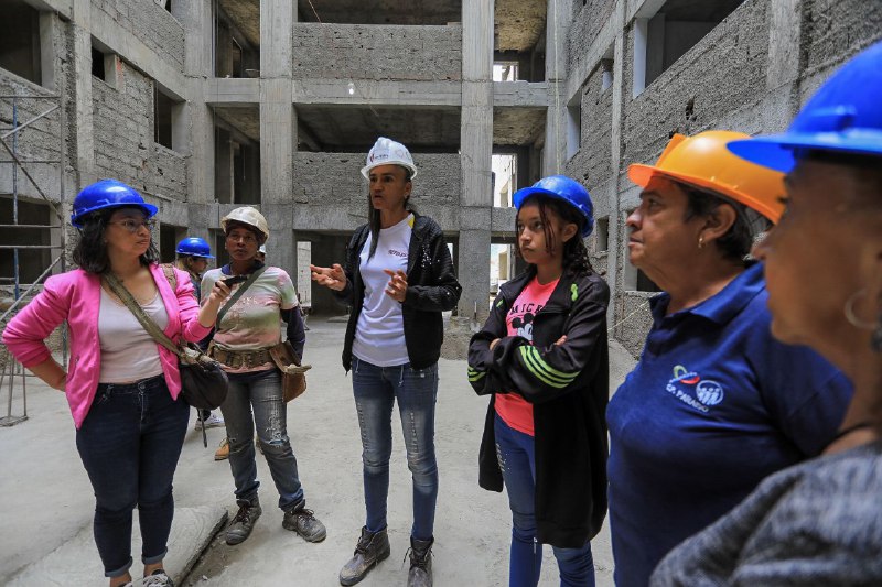 Autoconstrucción de vivienda por mujeres de diversos consejos comunales y comunas de caracas. Fotos Francisco Trias.