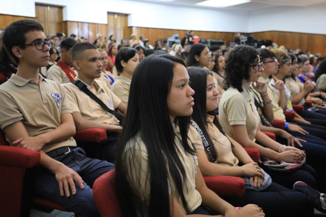 Bachilleres de Caracas con mejores promedios académicos recibieron reconocimientos. Fotos Will Pérez.