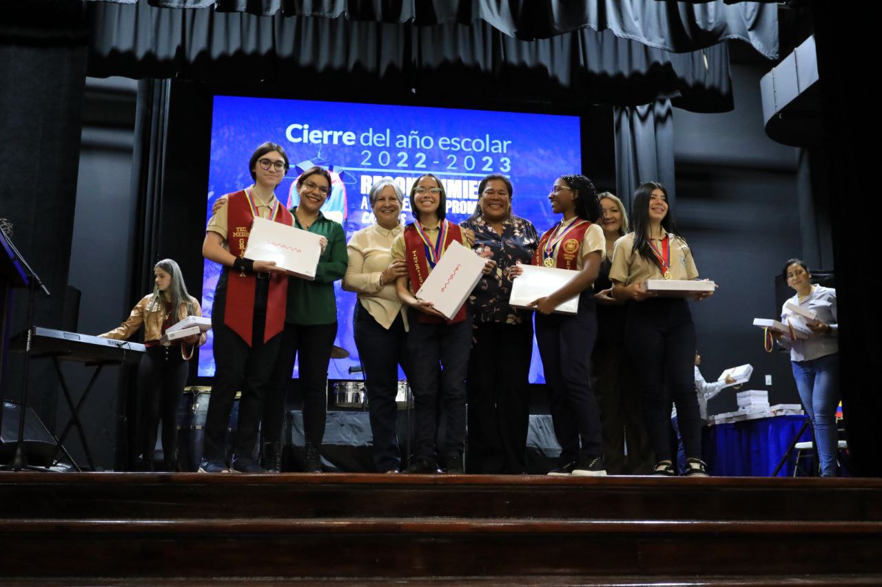 Bachilleres de Caracas con mejores promedios académicos recibieron reconocimientos. Fotos Will Pérez.