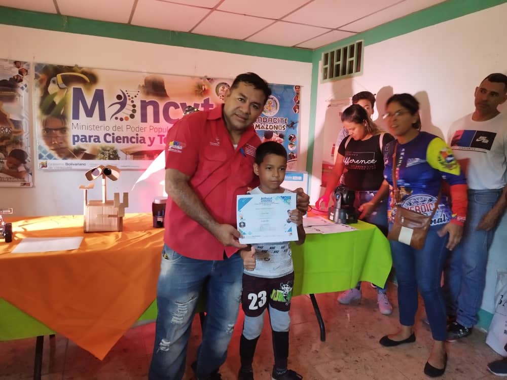 Más de 70 niñas y niños reciben certificados de talleres sobre robótica en Amazonas. Fotos Fundacite Amazonas.