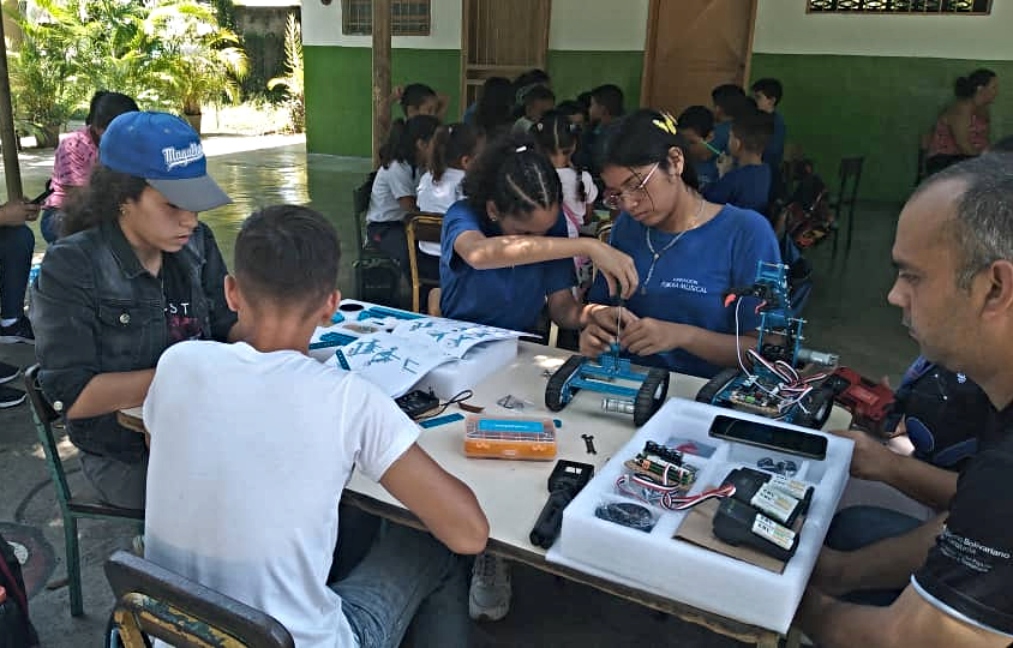 Con el taller de robótica la Fundación Infocentro fortalece vínculos con las comunidades del país. Fotos Infocentro.