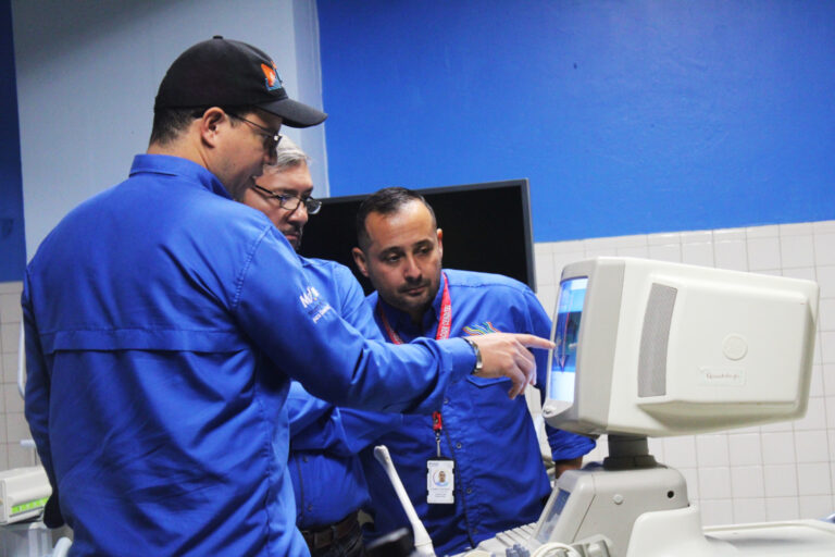 Fotos: Prensa Cenditel/  Tecnólogos de Cenditel en labores de soporte tecnológico para equipos del Hospital Universitario de Los Andes, en Mérida.