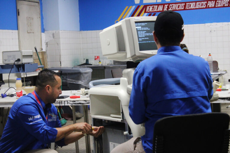 Fotos: Prensa Cenditel/  Tecnólogos de Cenditel en labores de soporte tecnológico para equipos del Hospital Universitario de Los Andes, en Mérida.