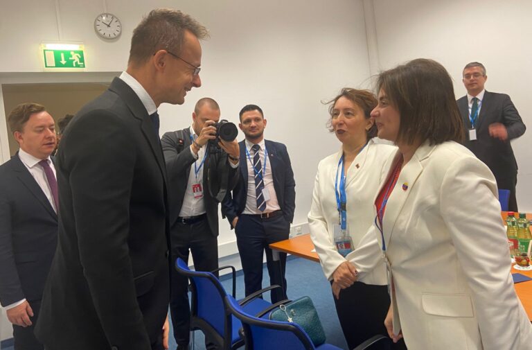 Vicepresidenta sectorial de Ciencia, Tecnología, Educación y Salud, Gabriela Jiménez Ramírez junto al ministro de Asuntos Exteriores de Hungría, Péter Szijjártó