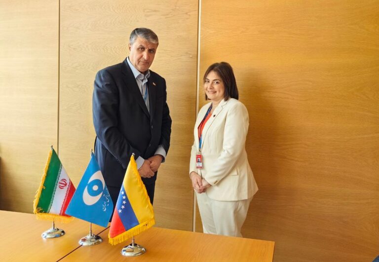 Vicepresidenta sectorial de Ciencia, Tecnología, Educación y Salud, Gabriela Jiménez Ramírez junto al vicepresidente de Energía Atómica de Irán, Mohammad Eslami