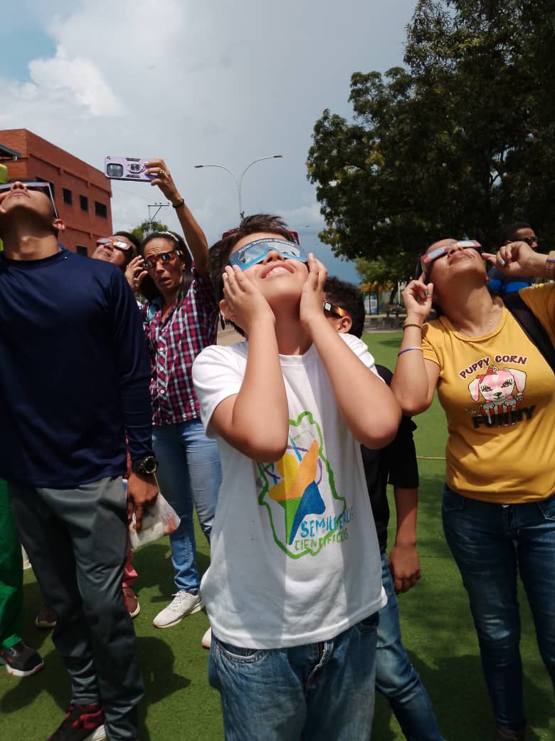 En Amazonas los jóvenes vieron el eclipse con seguridad.