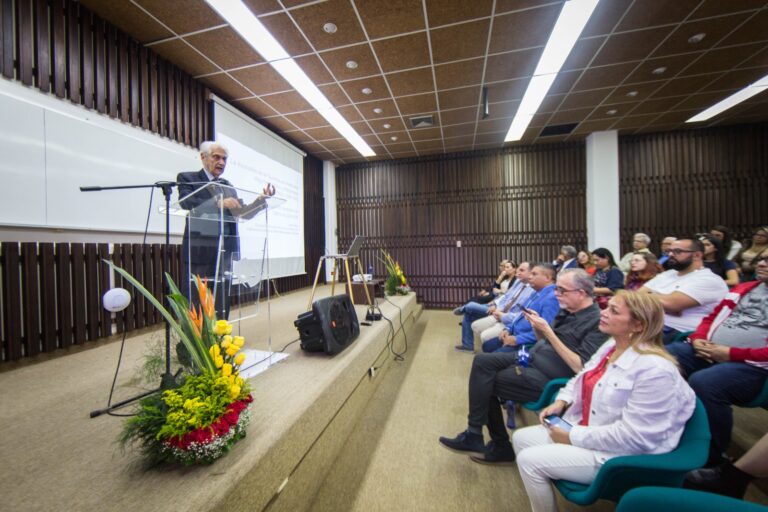 IVIC ofreció conferencia «Historia de la Química en Venezuela» en el marco del 50 aniversario del Centro de Química «Dr. Gabriel Chuchani»