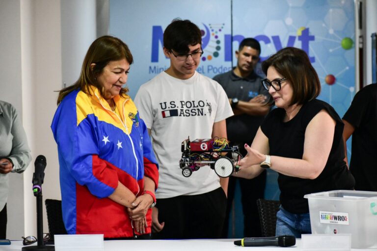 Ministras Gabriela Jiménez Ramírez y Yelitze Santaella comparten con delegación que representará a Venezuela en Olimpiada Mundial de Robótica