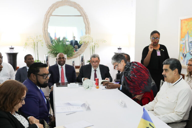 Presidente Nicolás Maduro se reúne con su homólogo de Guyana en San Vicente y Las Granadinas