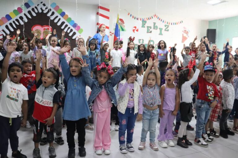 Más de un centenar de niñas y niños del C.E.I. “Juan Toro” festejan las navidades felices 2023