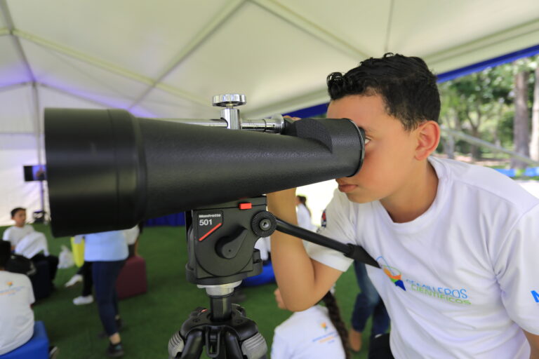 Semilleros Científicos aprenden sobre uso y manejo del telescopio en el Táchira