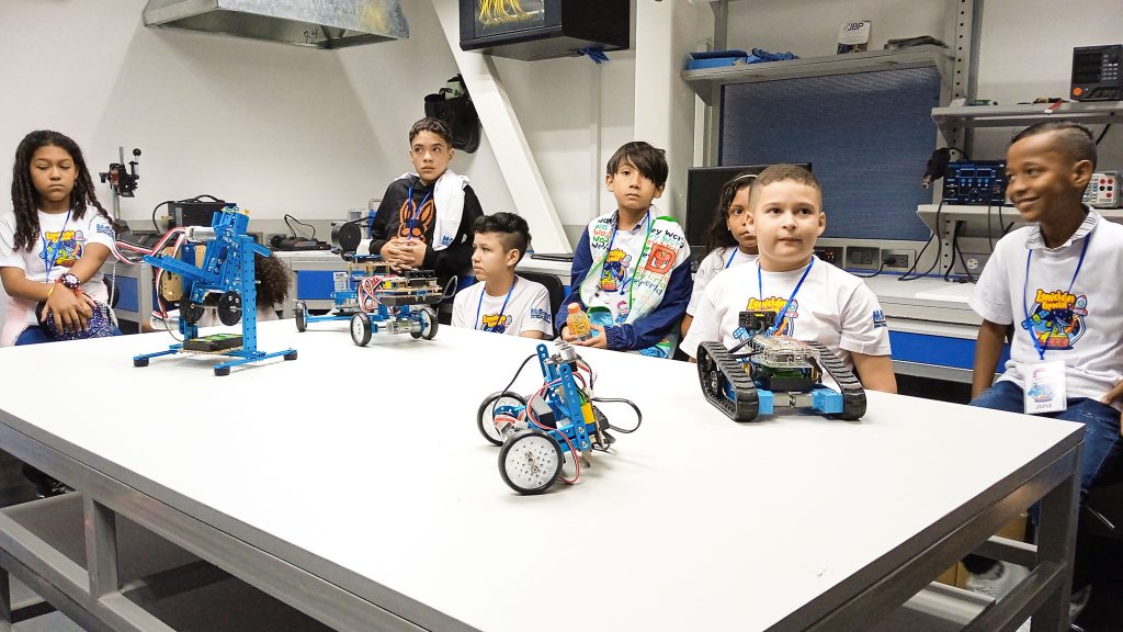 Alunos da Portuguesa se divertem descobrindo a robótica educacional