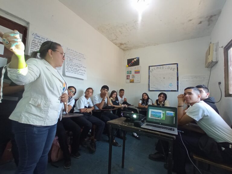 Estudiantes de San Francisco aprende sobre el Lago de Maracaibo desde la ciencia y la investigación