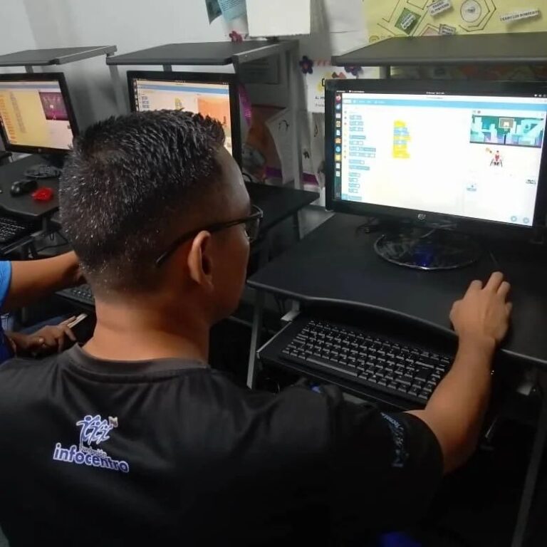 Instructores de Infocentro en Trujillo fortalecen técnicas de programación de robótica