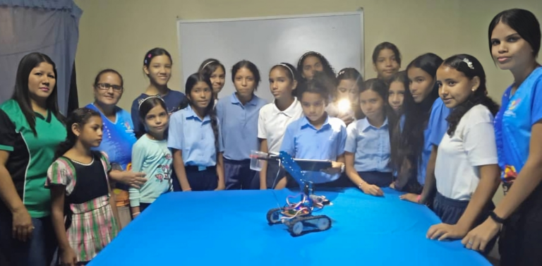 Niños y niñas de la U.E.N. Carlos Afanador Real en Bolívar se forman en robótica educativa