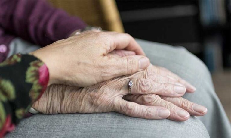 Expertos señalan que estar menos tiempo sentado disminuye la presión arterial en adultos mayores