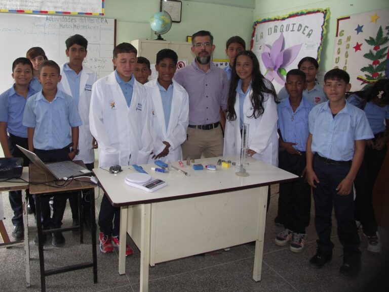 Estudiantes de Sucre participan en relanzamiento del programa “Ciencias Divertidas”
