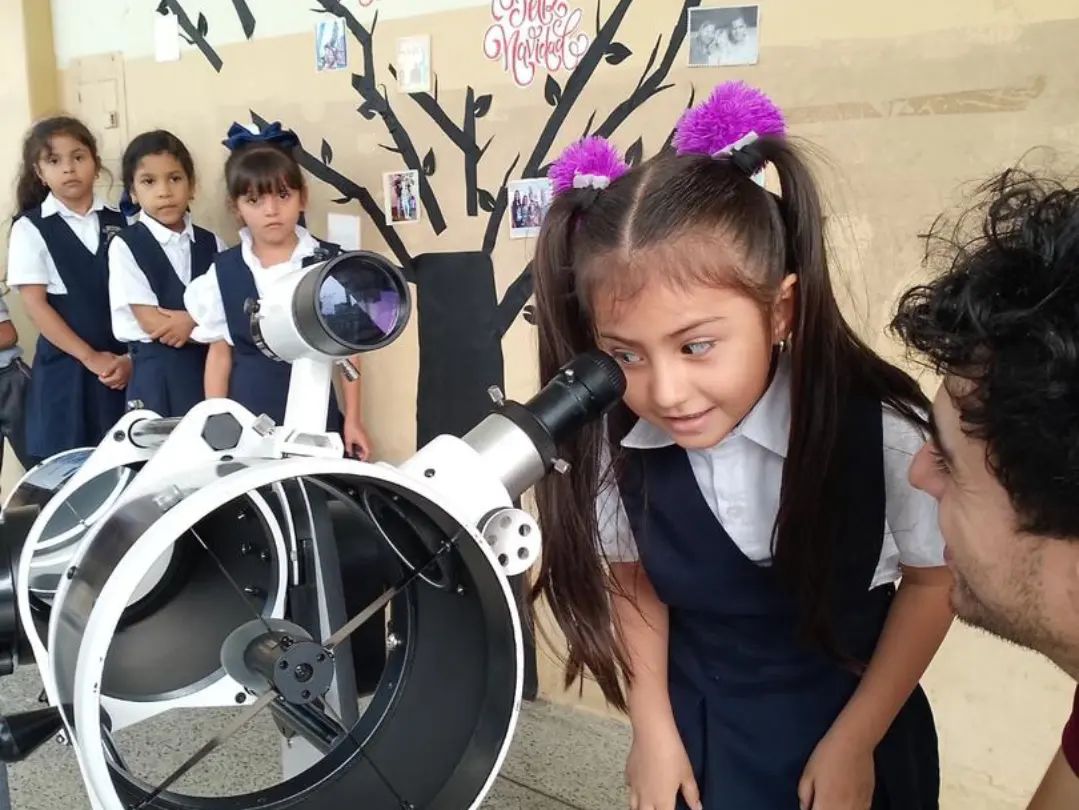 Semilleros Científicos de San Cristóbal experimentan el maravilloso mundo de las semillas, la astronomía y la robótica