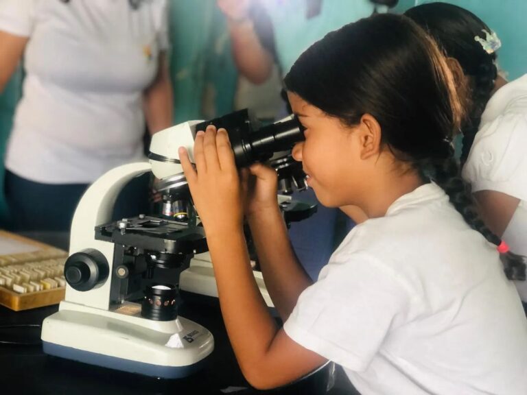 Estudiantes aprenden sobre el microscopio en jornada científica en Anzoátegui