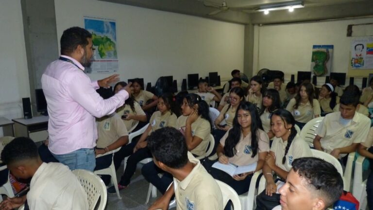 Estudiantes de Aragua se capacitan en biotecnología aplicada al control de microorganismos