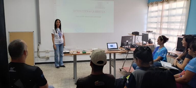 Infocentro Carabobo capacita a facilitadores en robótica educativa