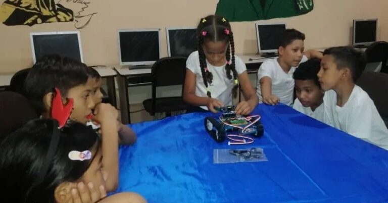 Impulsan formación en robótica para niños y niñas en la E.E.P. Andrés Eloy Blanco en Apure
