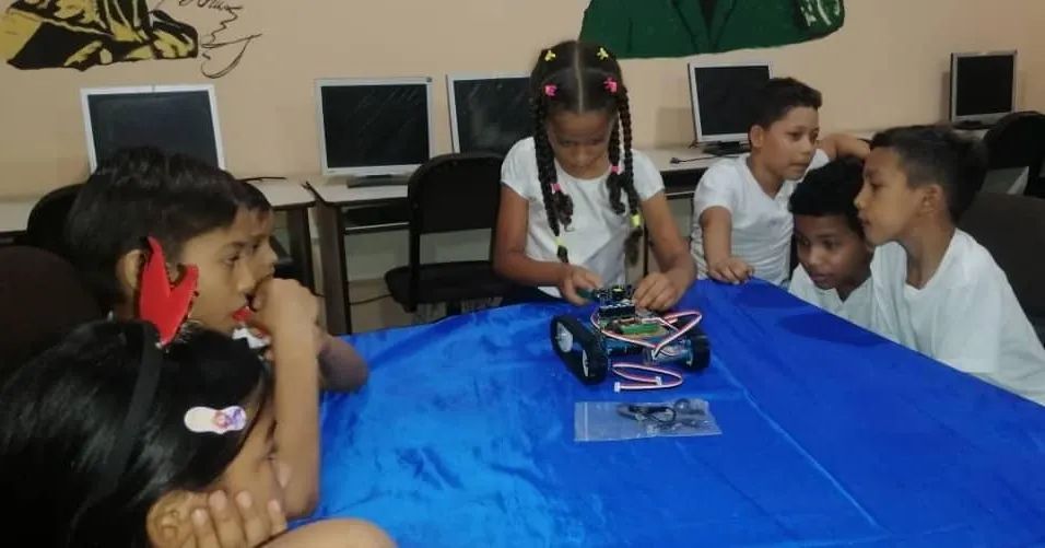 Impulsan formación en robótica para niños y niñas en la E.E.P. Andrés Eloy Blanco en Apure