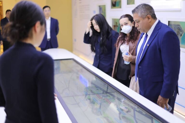 Venezuela y China fortalecen cooperación con visita al Parque Tecnológico de Medicina Fenglin