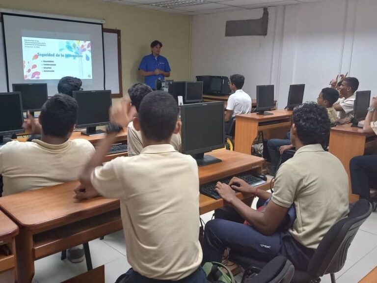 Estudiantes de Sucre exploraron el mundo de las telecomunicaciones