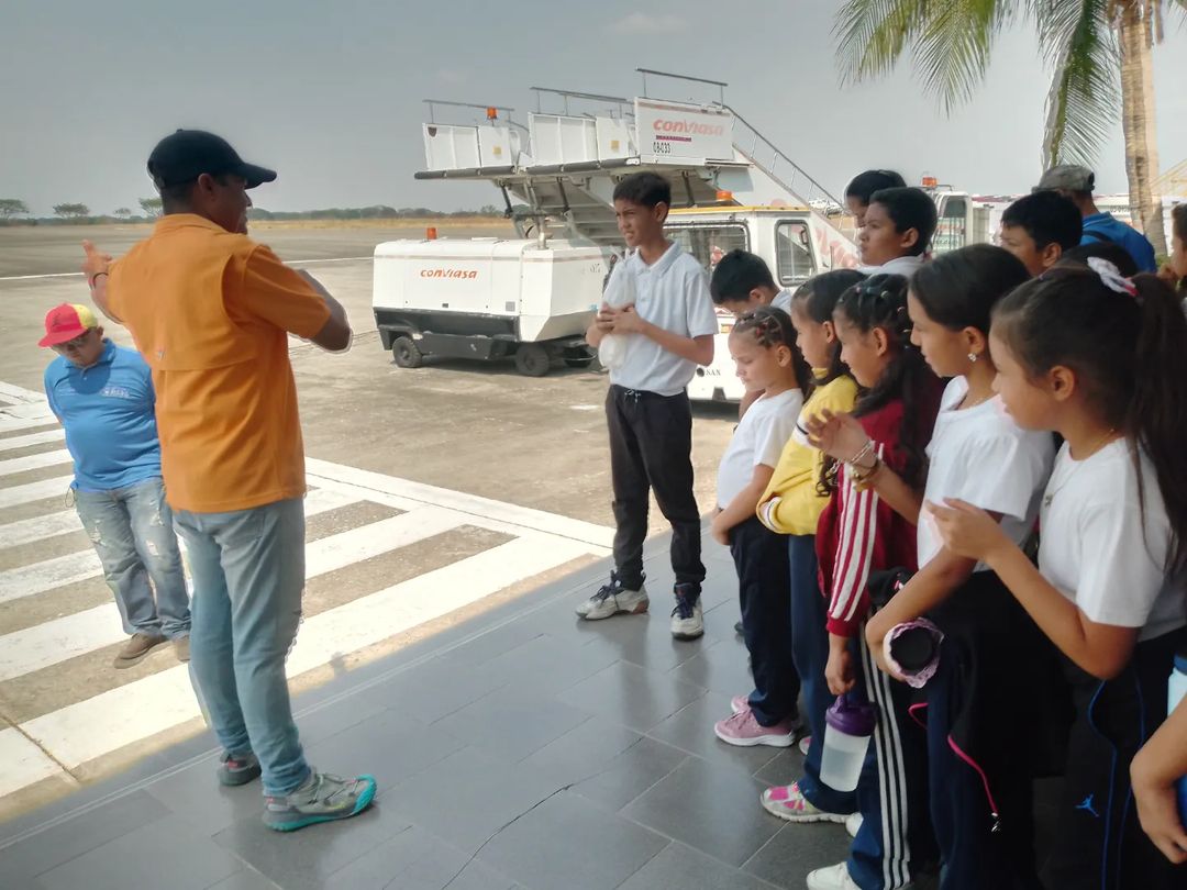 Niños y niñas aprenden de aviación y tecnología en aeropuerto Las Flecheras de Anzoátegui