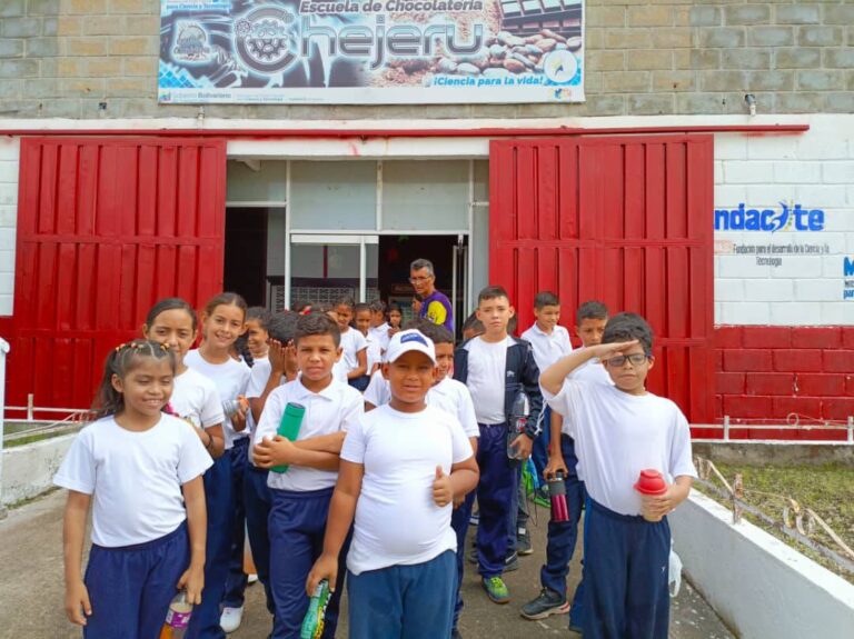 Estudiantes de Amazonas exploran el mundo del cacao y el copoazú en la Escuela de Chocolatería Chejerú