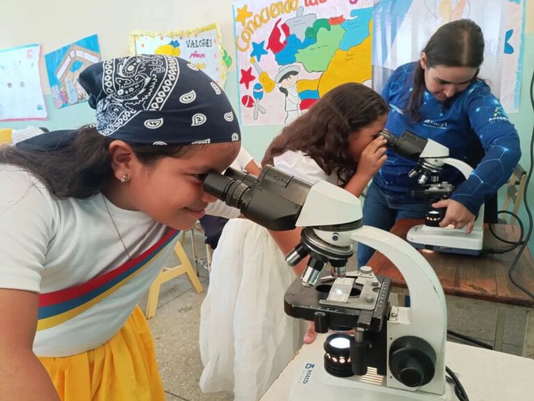 Anzoátegui | En jornada científica estudiantes aprenden sobre refracción de la luz y uso del microscopio