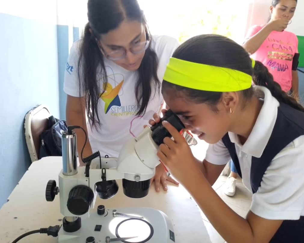 Boys and girls from Nueva Esparta learn about science