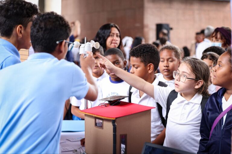 Realizan con éxito I Feria Estadal “Semilleros Científicos” en Caracas