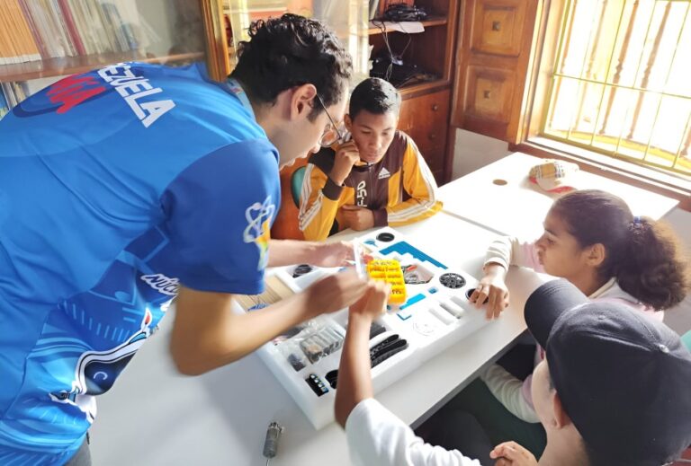 Infocentro Yaracuy ofrece taller práctico a estudiantes con necesidades educativas especiales