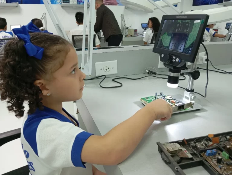 Niños y niñas del Colegio Haydee Calles de Medina exploran las ciencias biomédicas