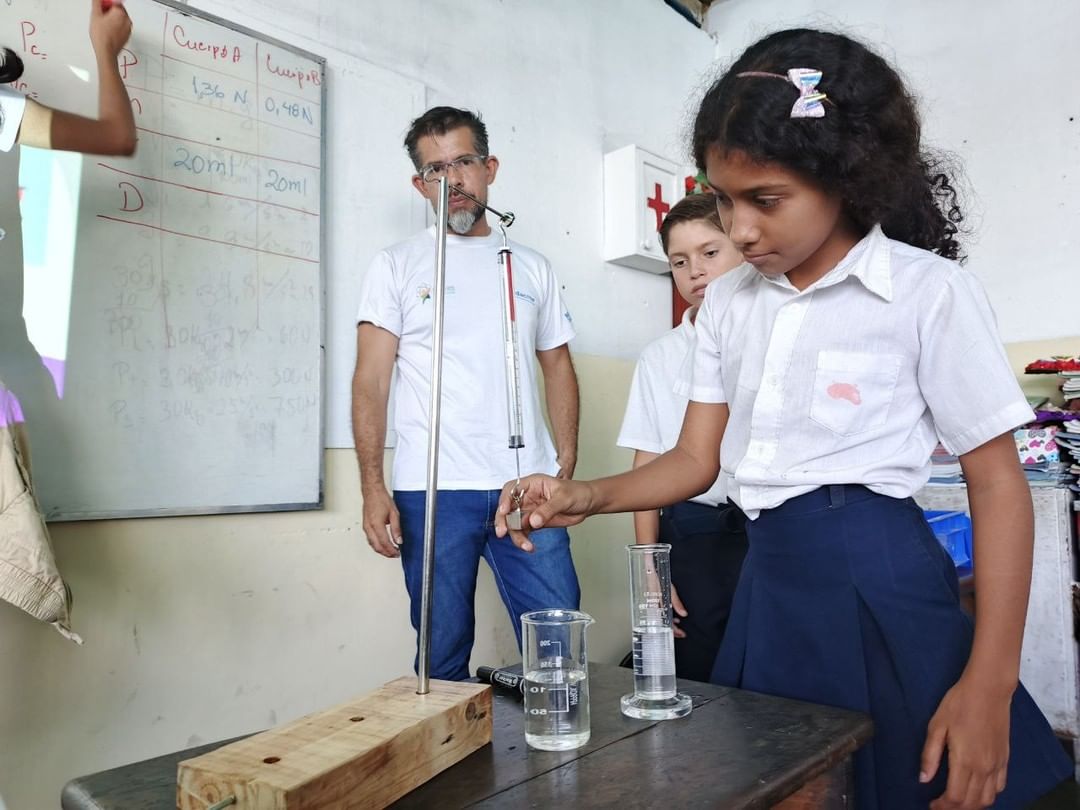Estudiantes de Sucre aprenden sobre física en la jornada “Ciencias Divertidas”