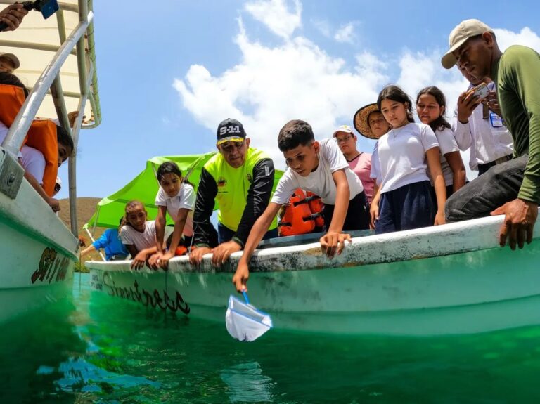 Semilleros Científicos de Sucre participan en jornada de liberación de caballitos de mar en Parque Nacional Mochima